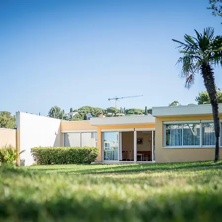 Les Tourelles Apart Otel 3*